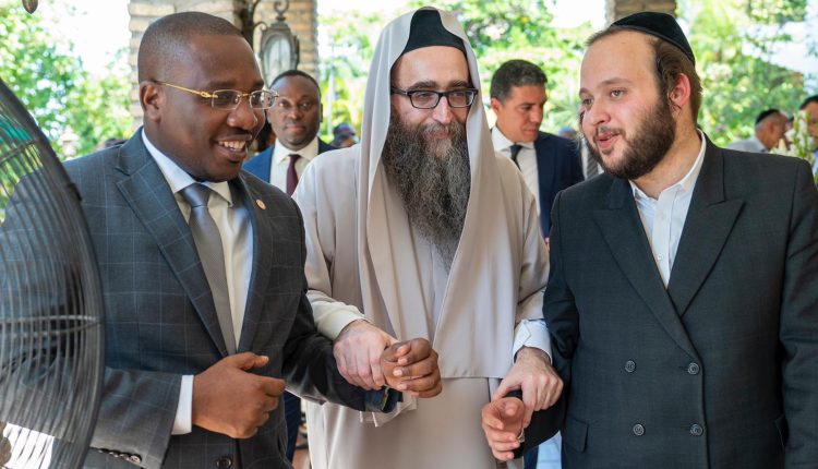 Rabbi Pinto meets with Haiti (17)
