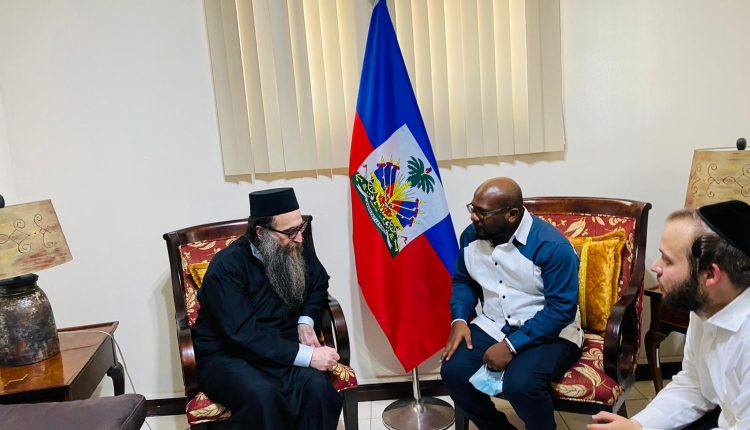 Rabbi Pinto meets with Haiti (3)
