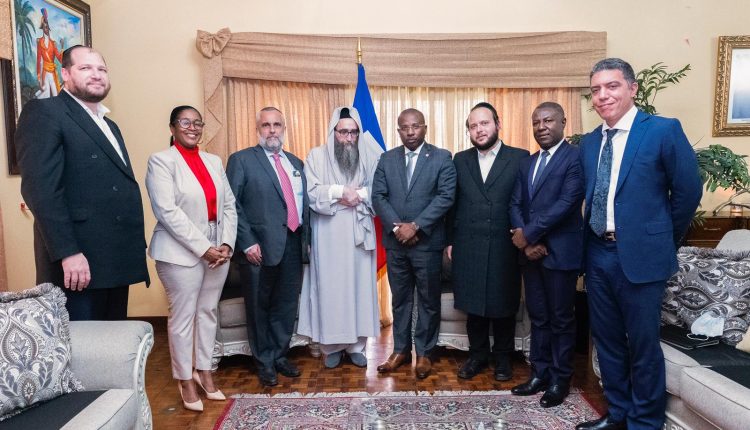 Rabbi Pinto meets with Haiti (32)