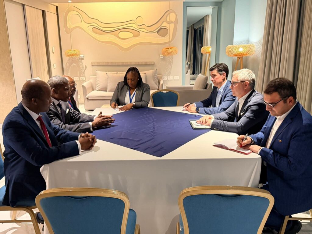 PM Holds Talks with EU Commissioner